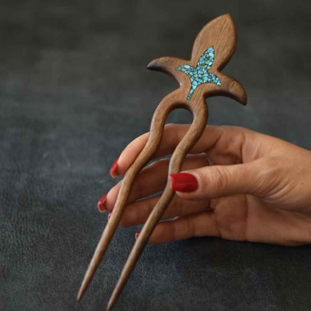 شوكة شعر خشبية مصنوعة يدويًا من مادة متينة بتصميم زهرة اللوتس بحجم كبير