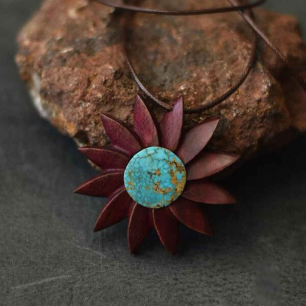 قلادة خشبية منحوتة مع حجر توركواز - يدوية الصنع وفنية - تابان