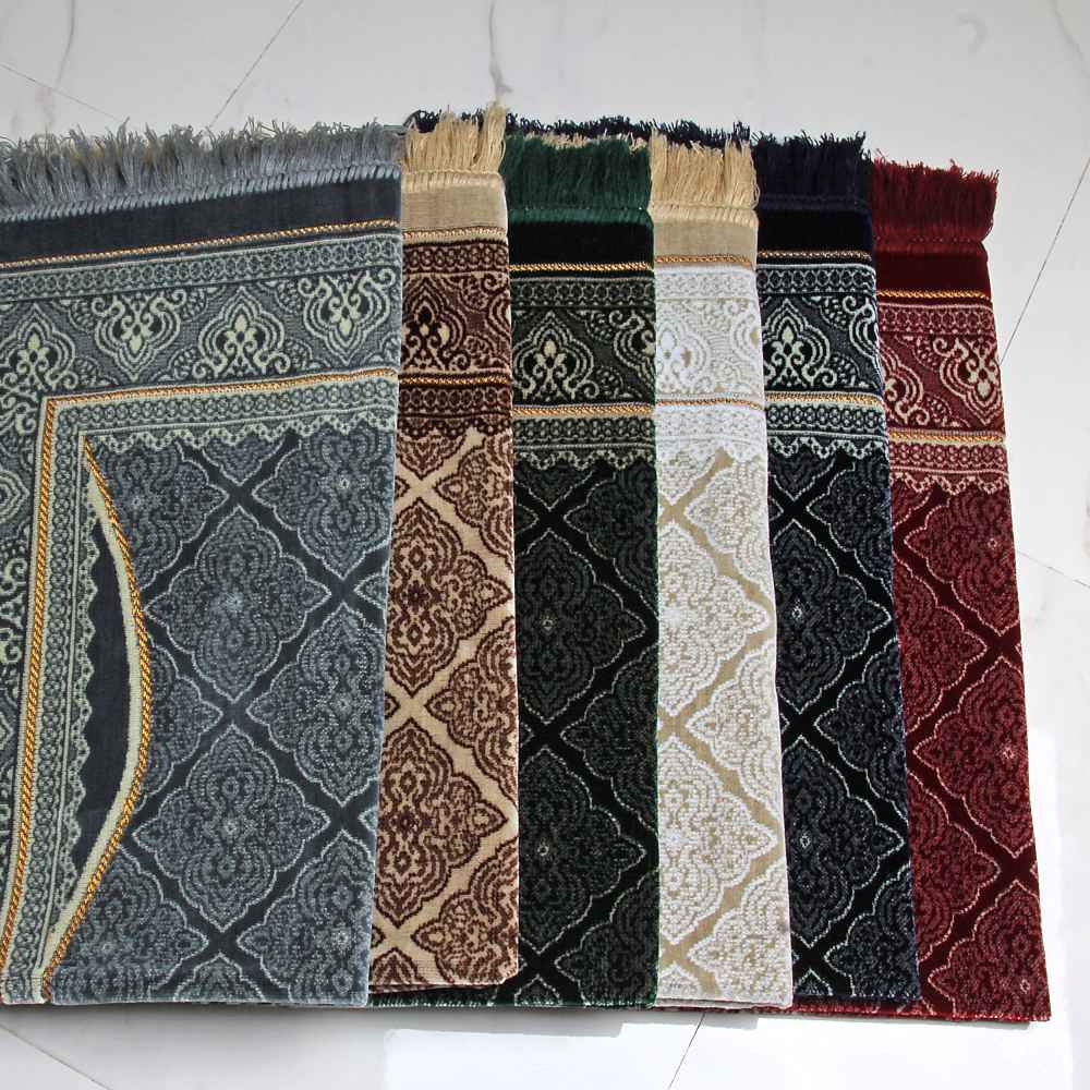 سجادة الصلاة الإسلامية المبطنة بالمخمل الساجدة بتصميم المحراب الأخضر للمسلمين