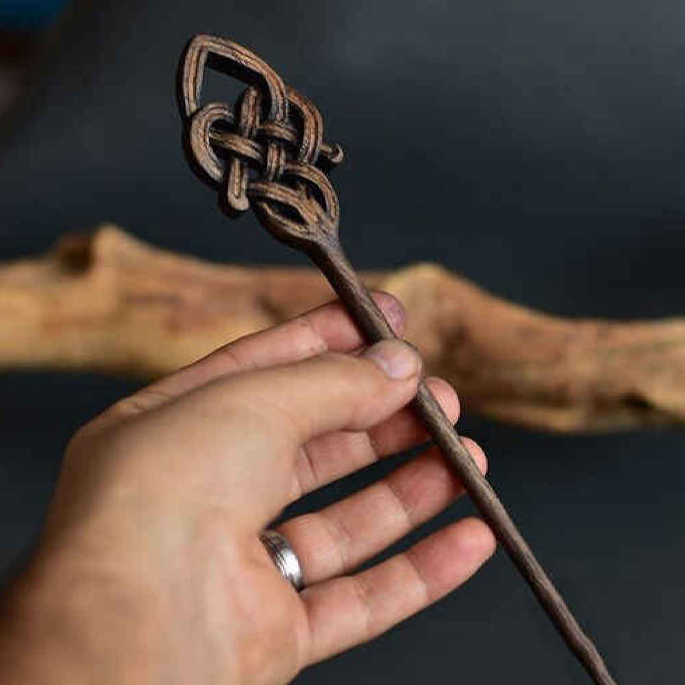 عصا شعر خشبية مصنوعة يدويًا بتصميم كلتيك حجم كبير ساغر