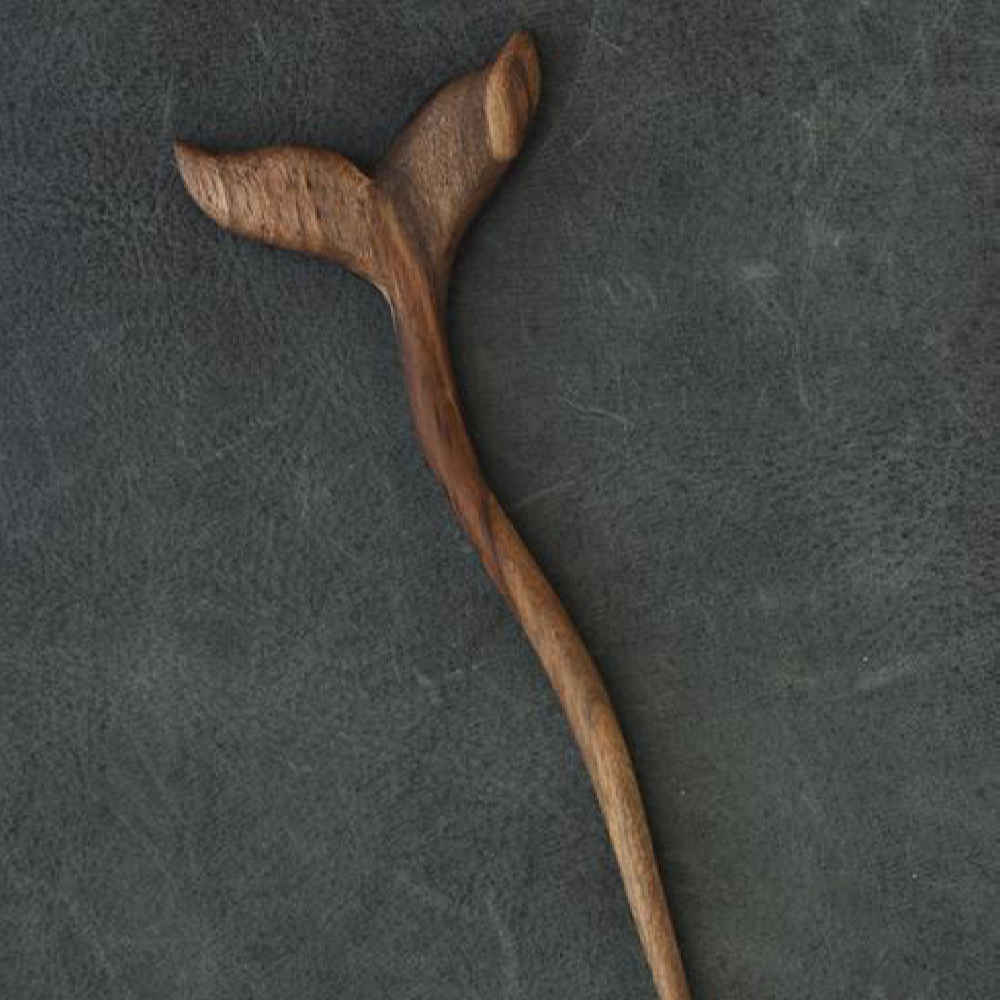عصا شعر خشبية مصنوعة يدويًا بتصميم حوت حجم كبير