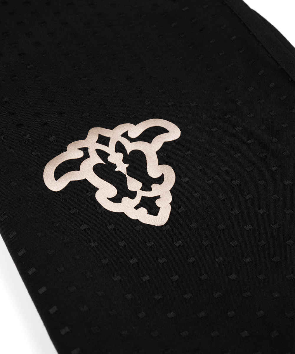 شال أسود صلب للنساء برمز أدور