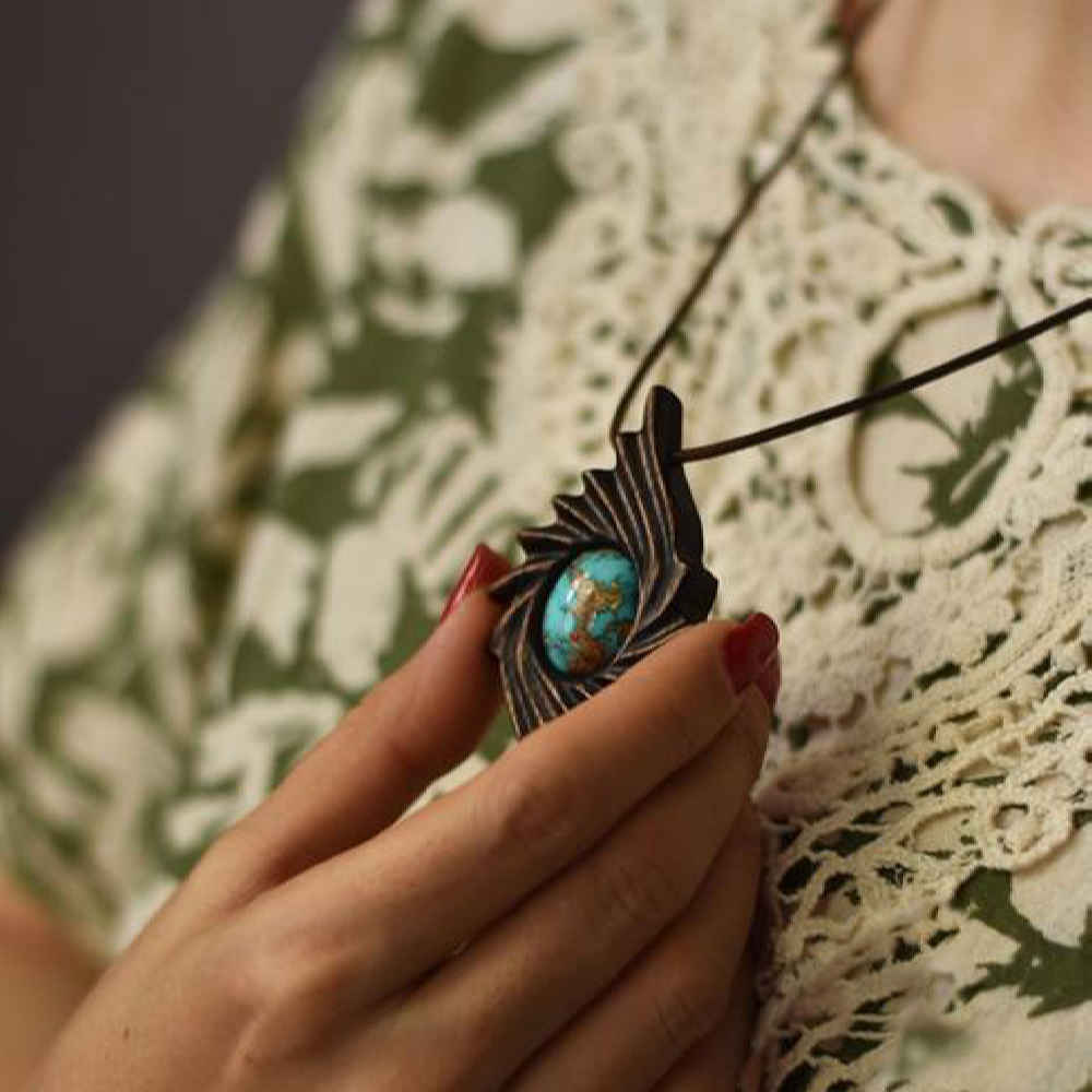 قلادة خشبية منحوتة مع حجر توركواز – يدوية الصنع وفنية – إكسير