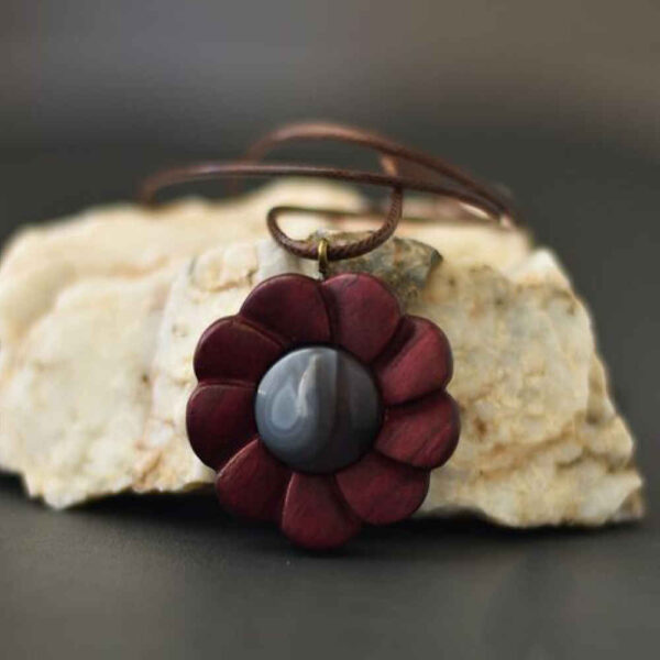 قلادة خشبية منحوتة مع حجر عقيق - يدوية الصنع وفنية - زهرة