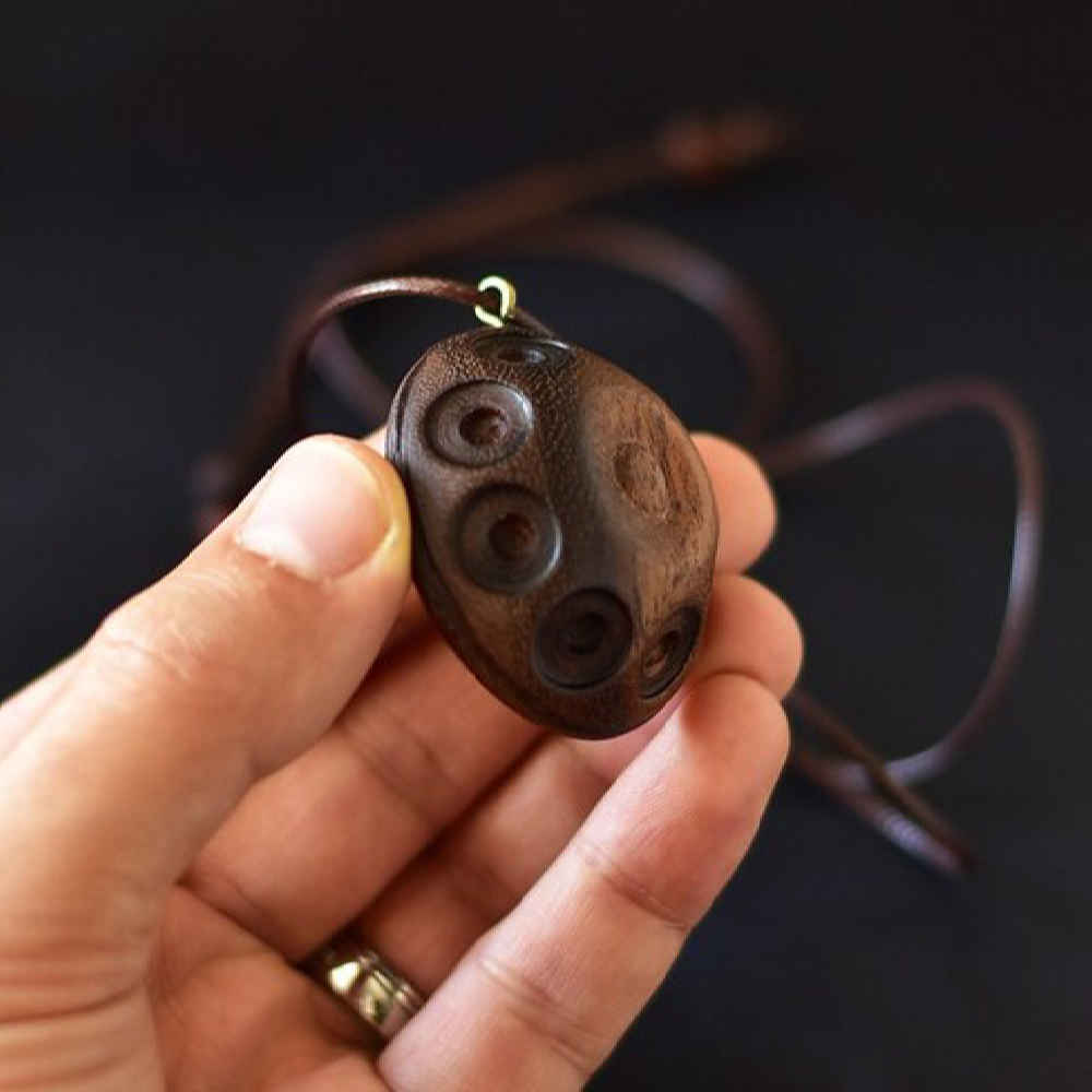 قلادة خشبية يدوية الصنع بأسلوب فني – هانغ درام