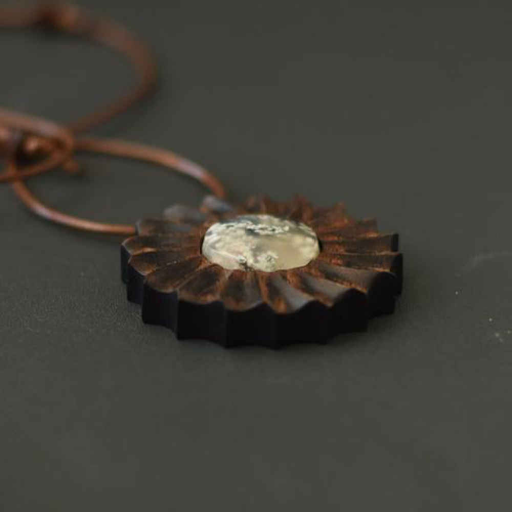 قلادة خشبية منحوتة مع حجر عقيق – يدوية الصنع وفنية – بلوسوم