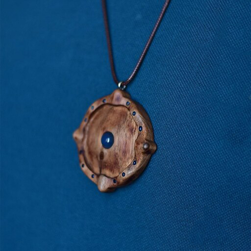 قلادة خشبية يدوية الصنع بأسلوب فني – إسبار