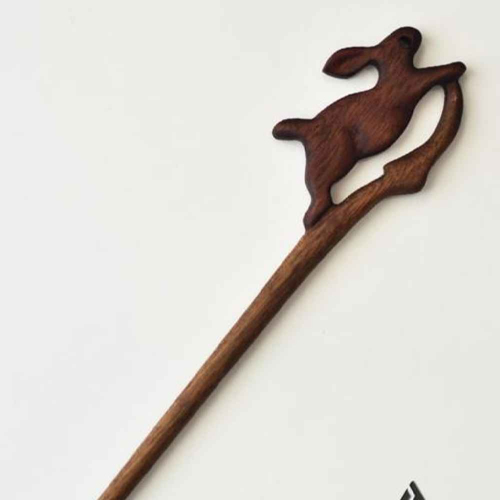 عصا شعر خشبية مصنوعة يدويًا بتصميم أرنب حجم كبير