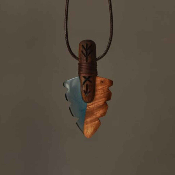 قلادة خشبية منحوتة مع راتنج - يدوية الصنع وفنية - نیزه