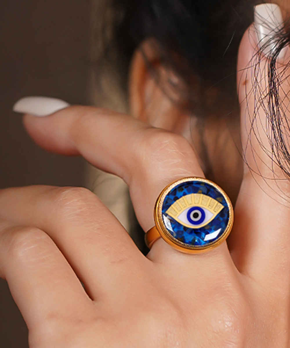 خاتم التوقيع من الفولاذ المطلي بالذهب مع طبقة من الراتنج اللازورد ورمز العين