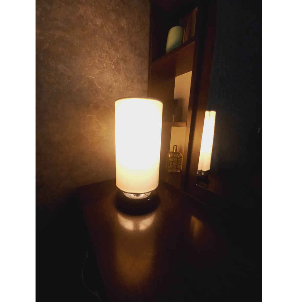 مصباح طاولة خشبي مينيمايستيكي ومصنوع يدويًا مع غطاء أبيض إيسان