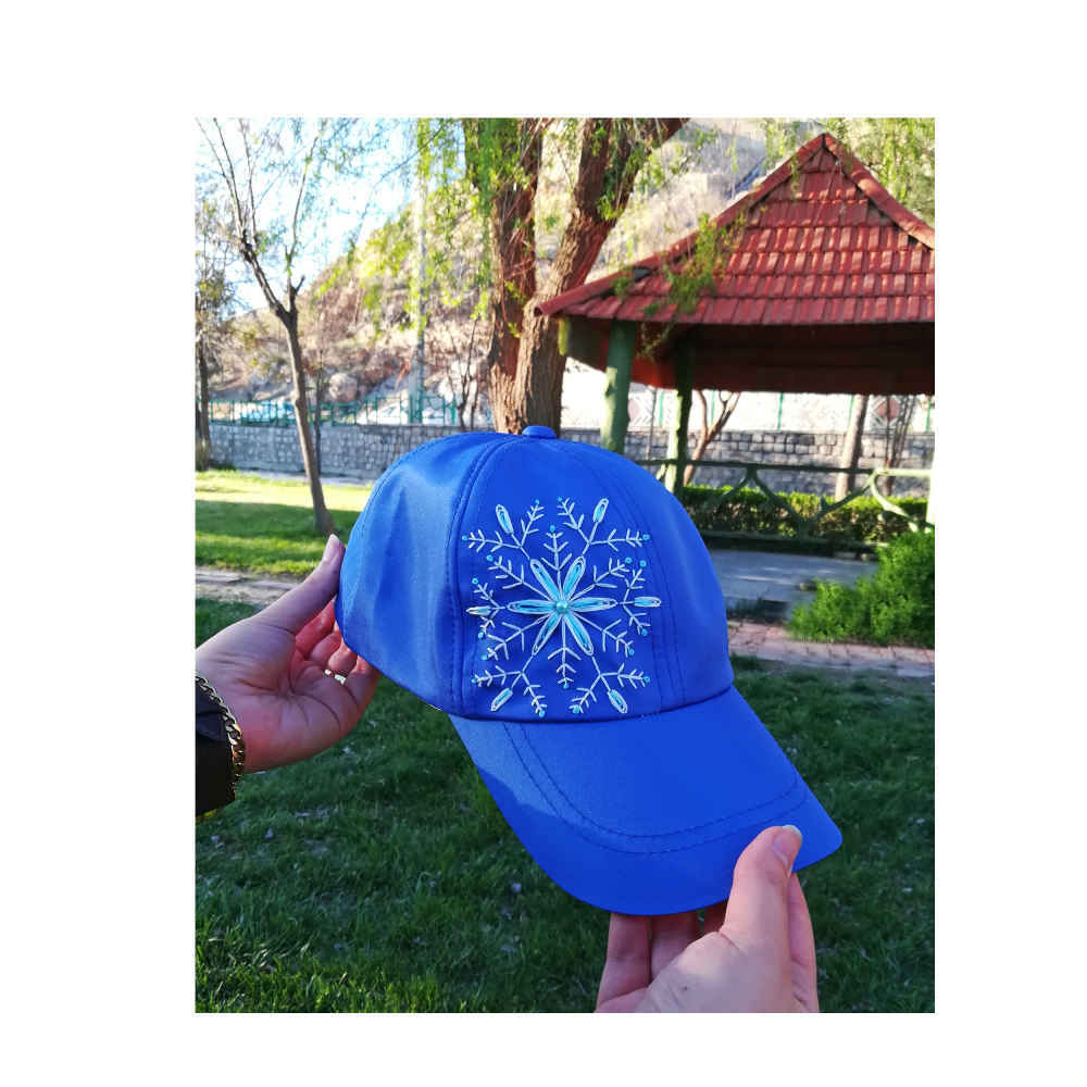 قبعة كلاسيكية بشعار مطرز – موديل آوات