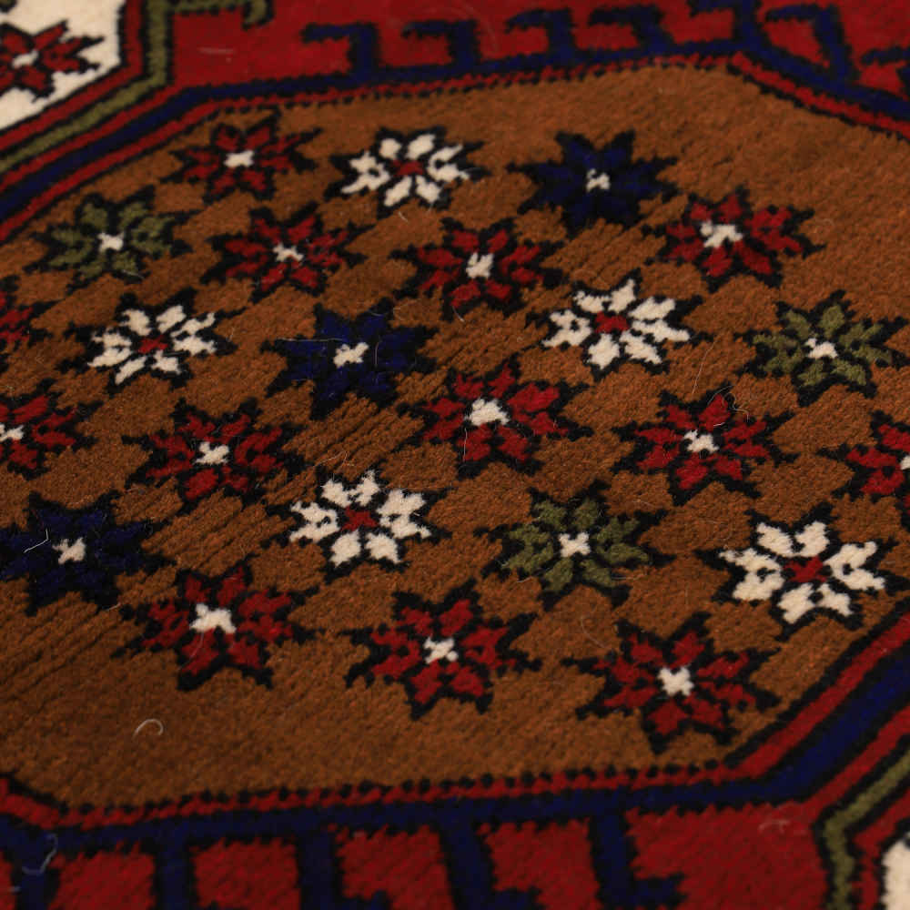 سجادة إيرانية من الصوف معقودة يدويًا بتصميم قبلي معقد، نموذج جوانه