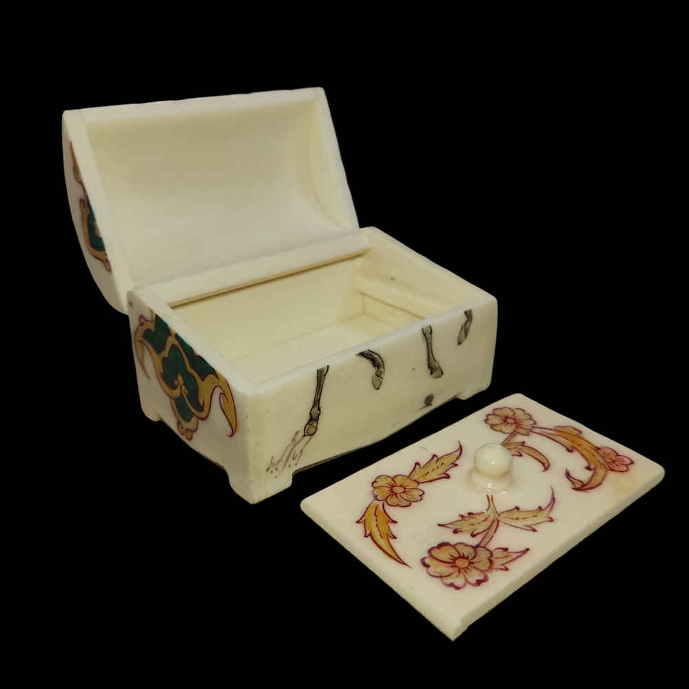 صندوق مجوهرات مصنوع يدويًا من العظم بنقشة چُگان مستوحاة من الفن الإيراني