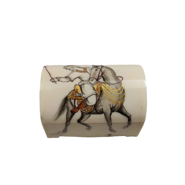 صندوق مجوهرات مصنوع يدويًا من العظم بنقشة چُگان مستوحاة من الفن الإيراني