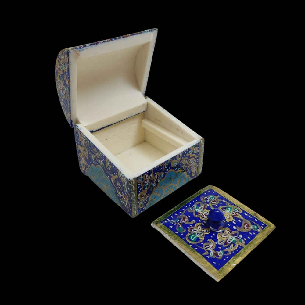 صندوق مجوهرات مصنوع يدويًا من العظم بنقشة اسليمي مستوحاة من الفن الإيراني