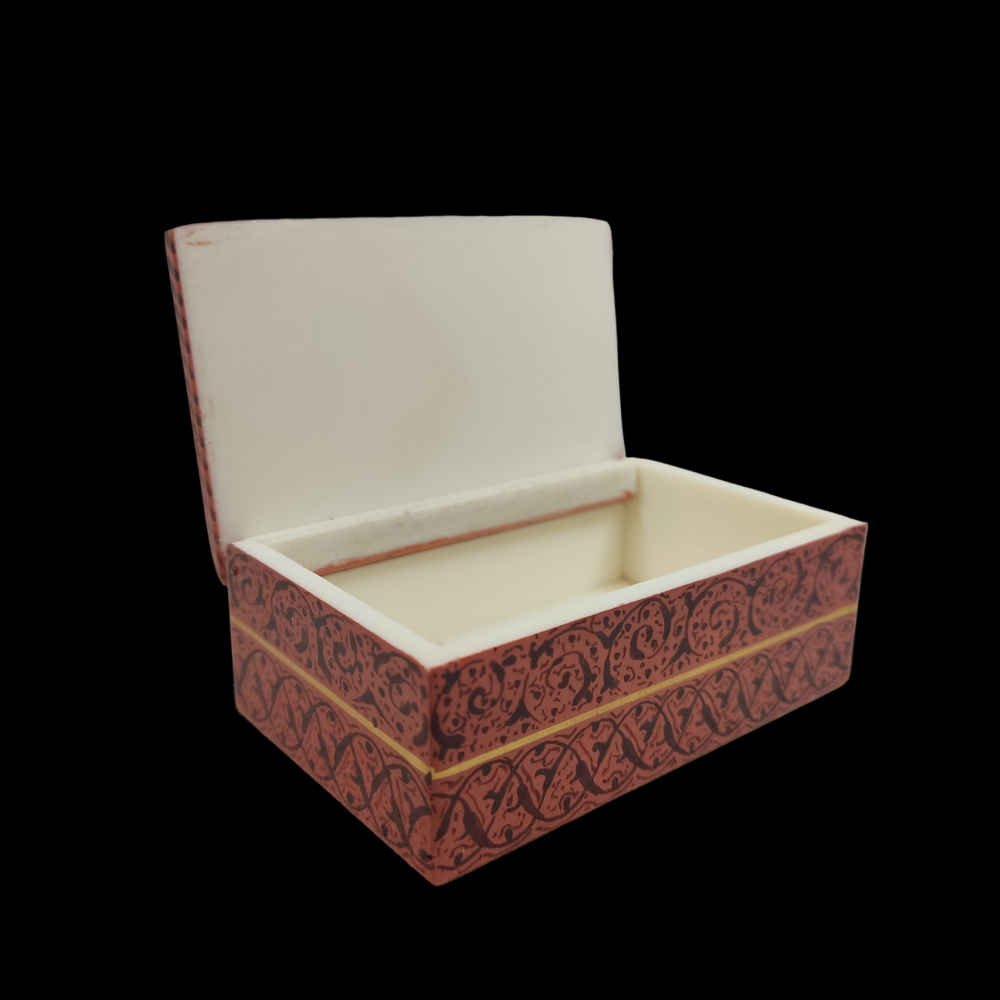 صندوق مجوهرات مصنوع يدويًا من العظم بنقشة مطرب مستوحاة من الفن الإيراني