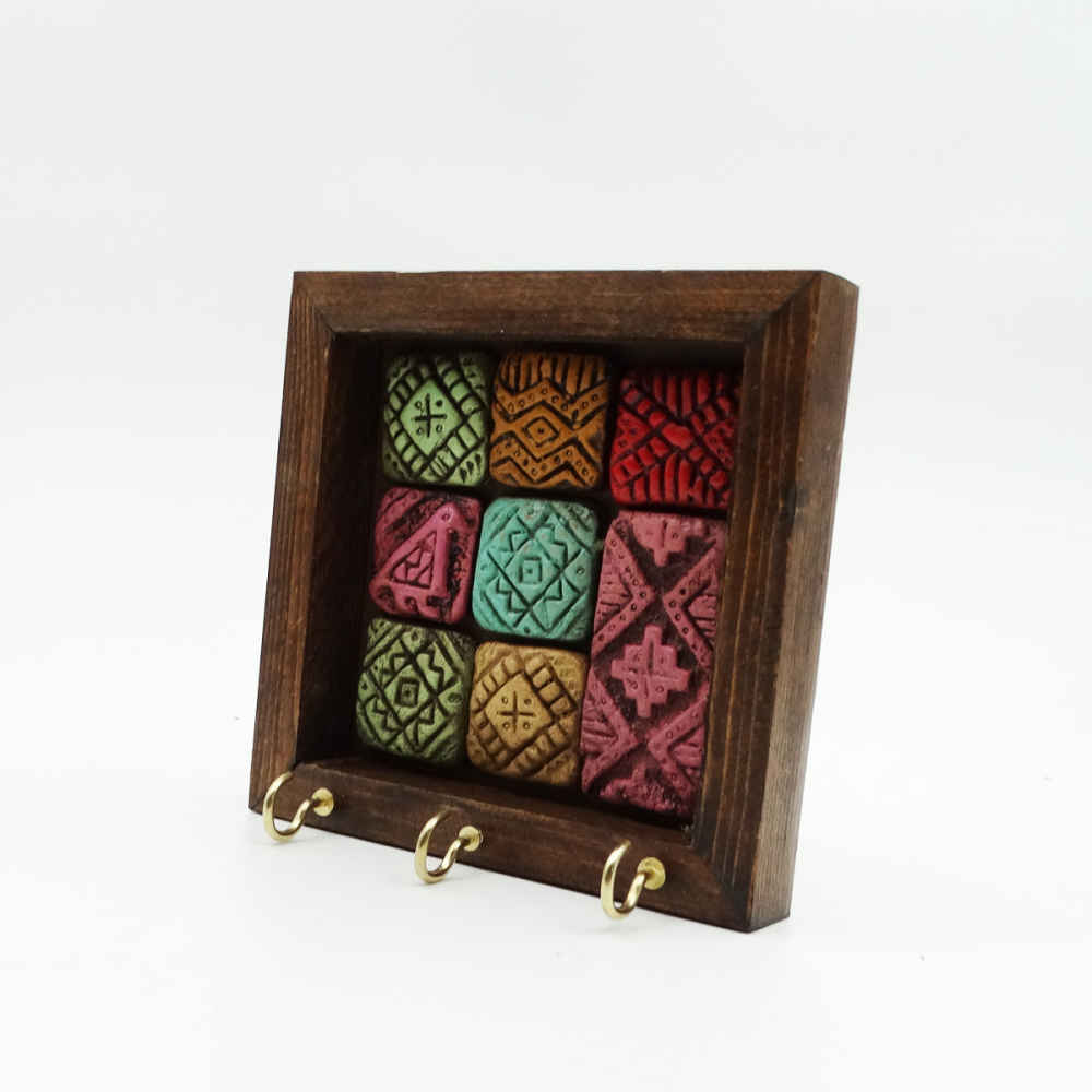 حامل مفاتيح جداري سيراميكي – بإطار خشبي وتصميم موديل سَنَتي