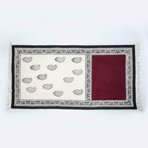 مفرش مائدة من الكتان المطبع يدوياً عقيق