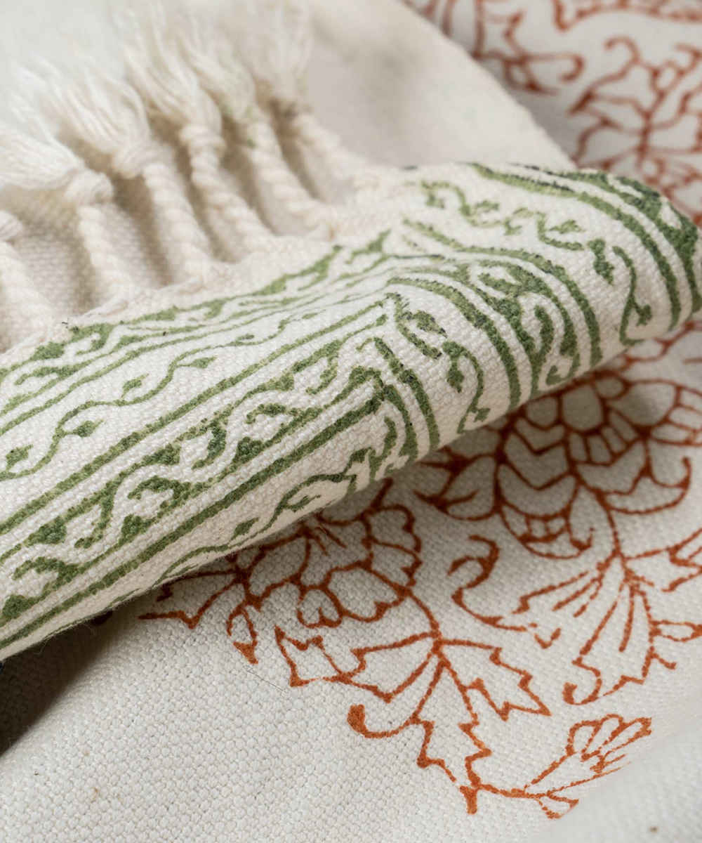 مفرش مائدة من الكتان المطبع يدوياً جلابطون