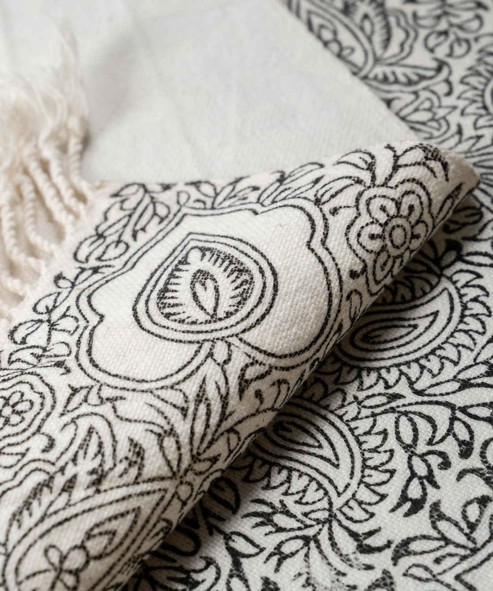 مفرش مائدة من الكتان المطبع يدوياً إيلخاني