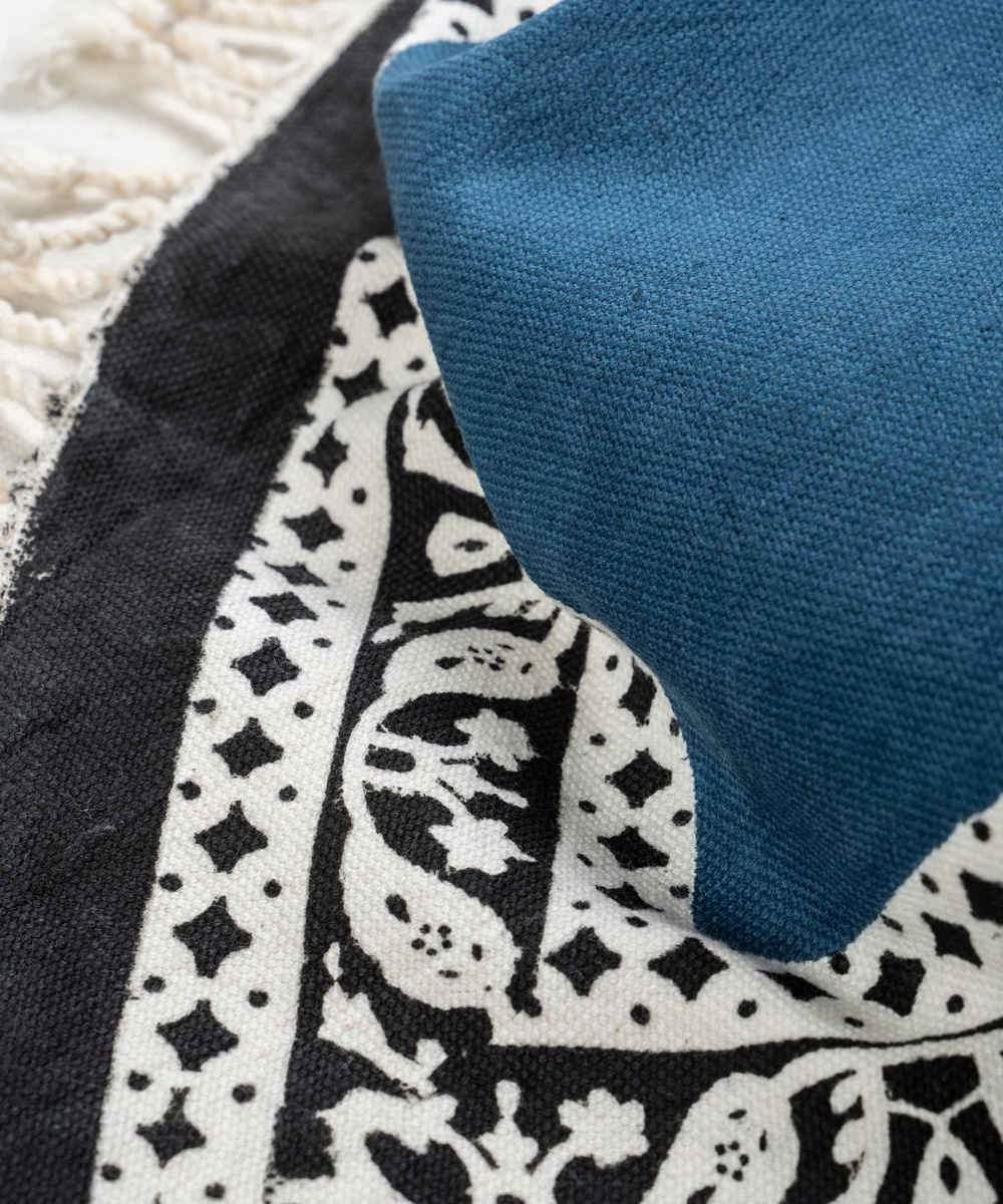 مفرش طاولة من الكتان المطبوع بالكتل، موديل أبادانة