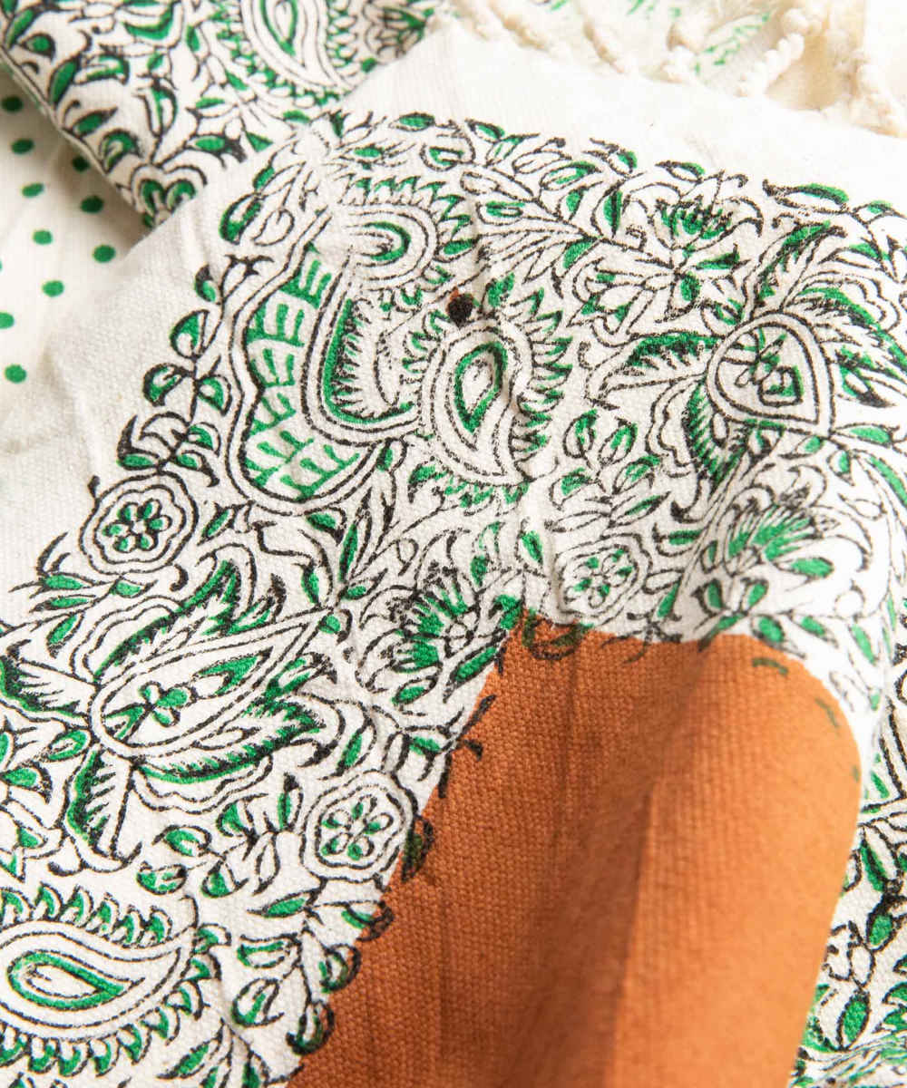 مفرش طاولة من الكتان المطبوع بالكتل، موديل بادام