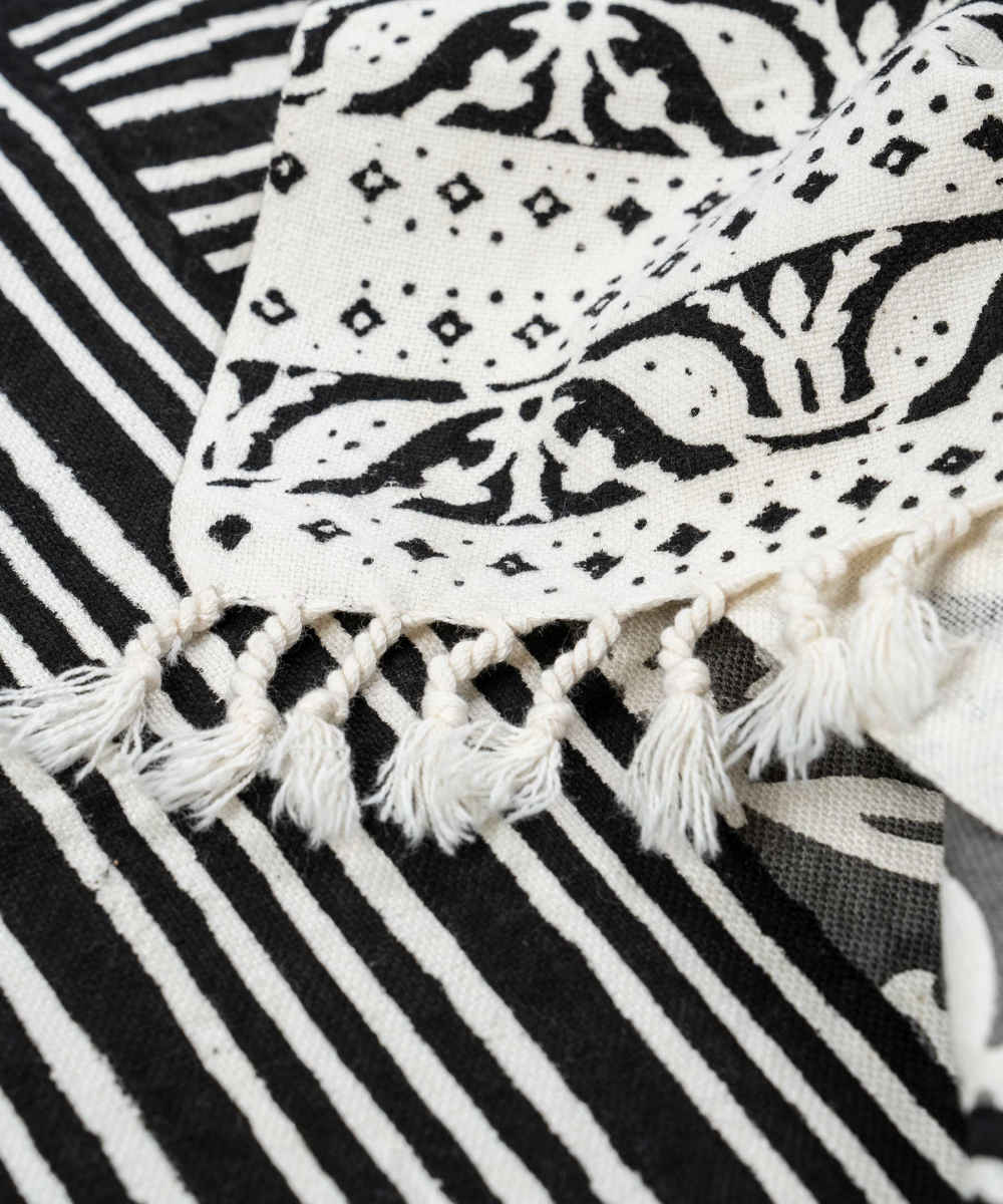 مفرش طاولة من الكتان المطبوع بالكتل موديل خاجو