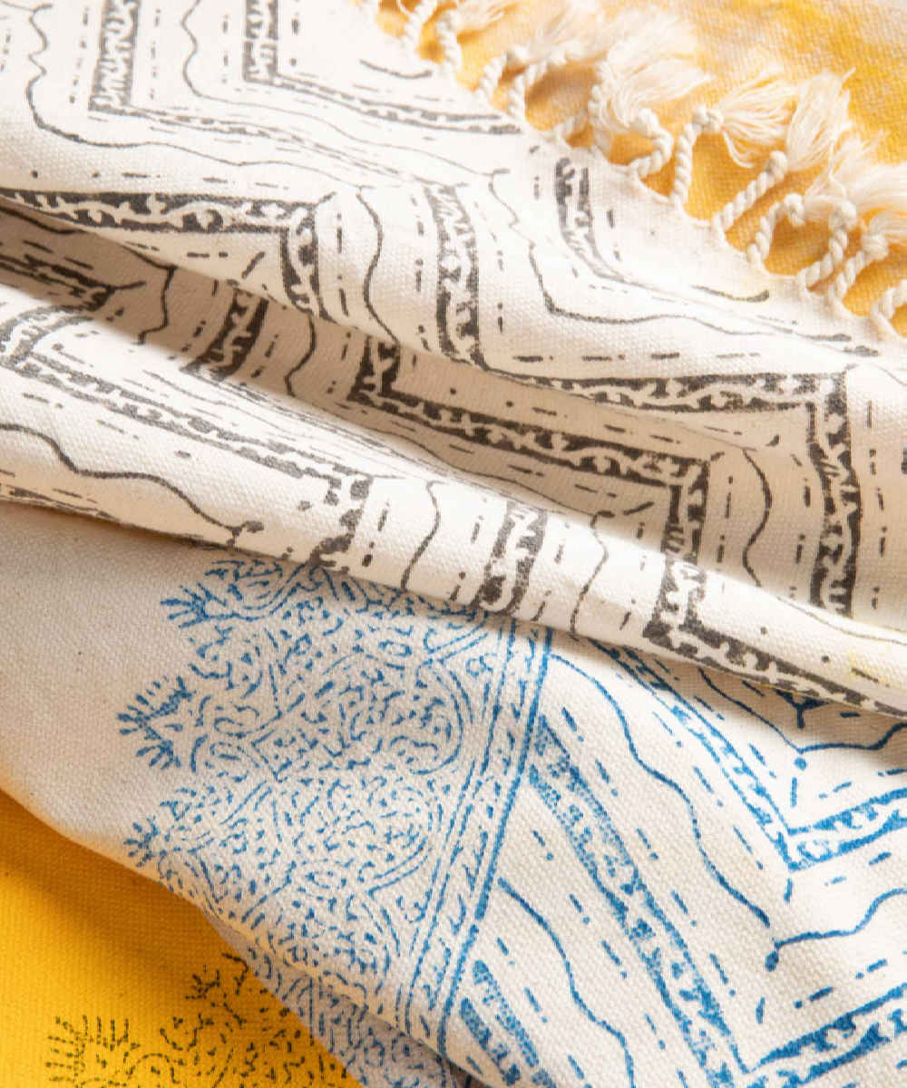 مفرش طاولة من الكتان المطبوع بالكتل، موديل سرو غجر