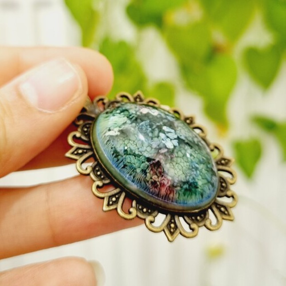 قلادة من الراتينج للنساء مصنوعة يدويًا – تجريدي