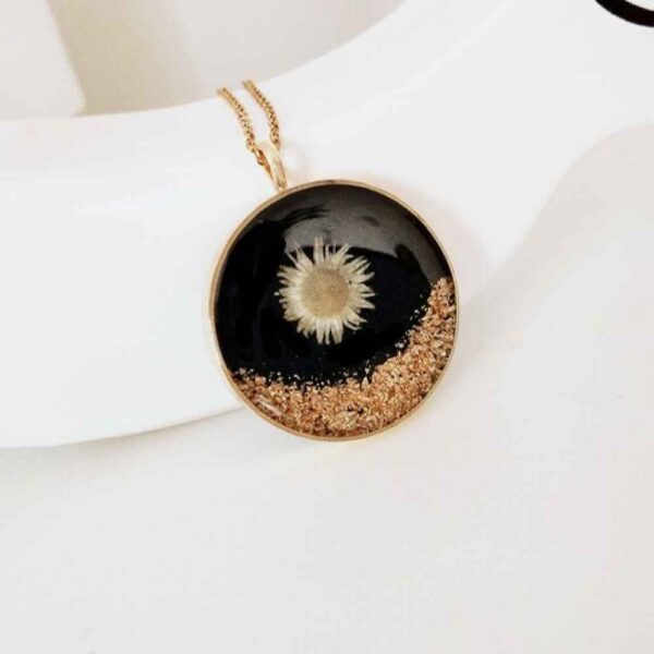 قلادة من الراتينج للنساء مصنوعة يدويًا – بابونه