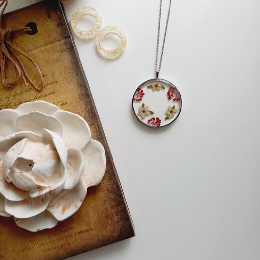 قلادة من الراتينج للنساء مصنوعة يدويًا – بهاران