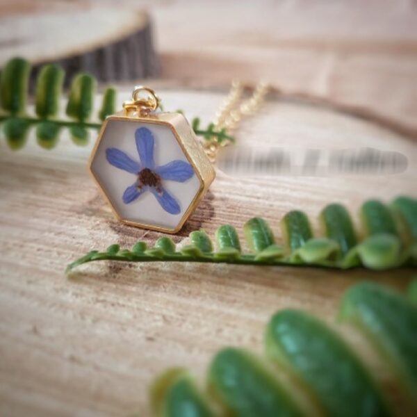 قلادة من الراتينج للنساء مصنوعة يدويًا – مهاجران