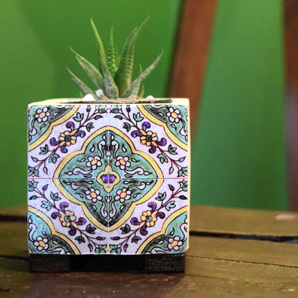 مزهرية إيرانية مربعة من الخرسانة الزخرفية نموذج كاشي