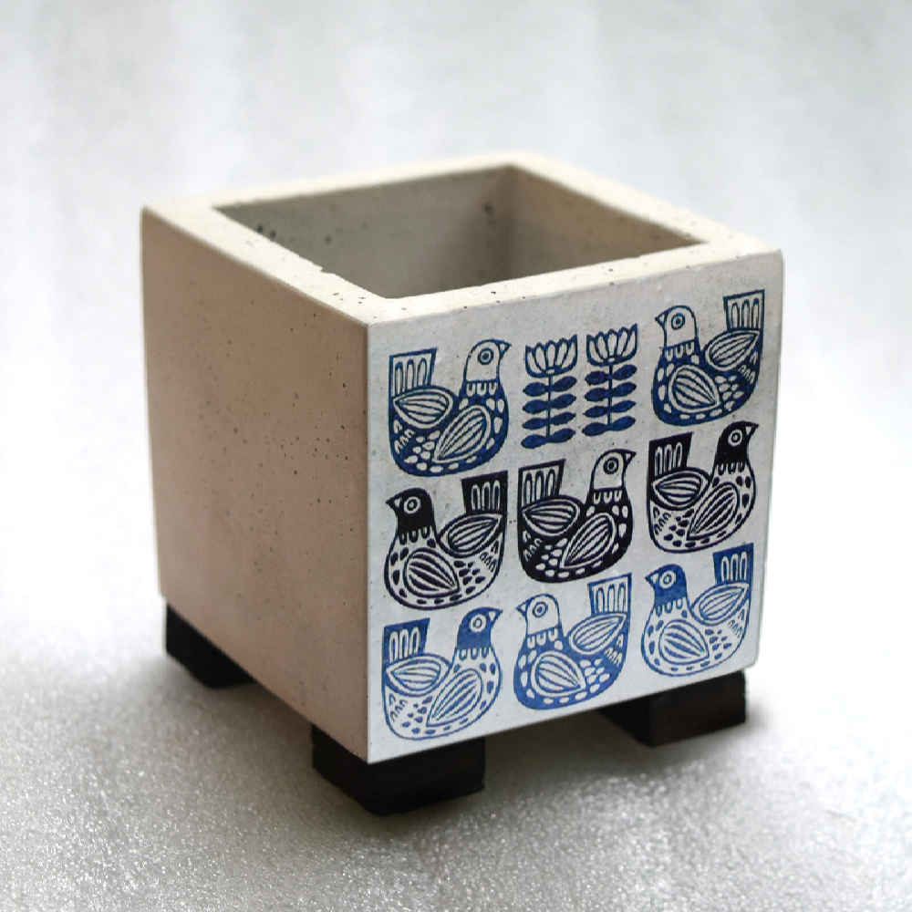 مزهرية إيرانية مربعة من الخرسانة الزخرفية نموذج حمامة