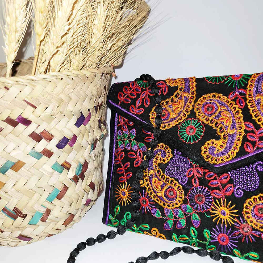 حقيبة يد صغيرة مخمل مطرزة بنمط البيسلي