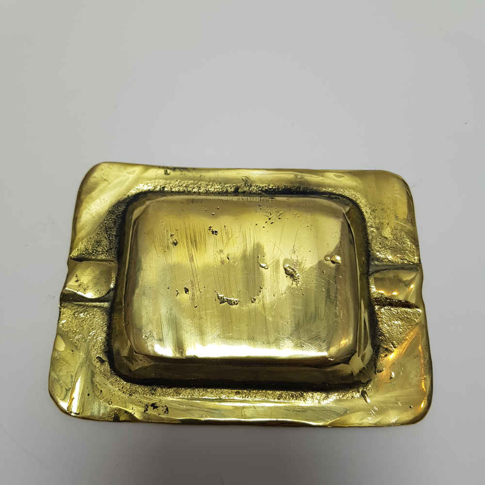 منفضة سجائر من النحاس محفورة يدويًا – تصميم فني معقد ياسنا