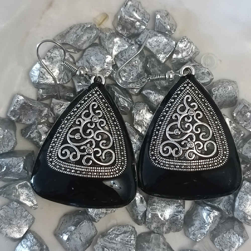 أقراط معدنية متدلية بنمط تقليدي شميم