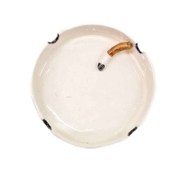 منفضة سجائر من السيراميك المصنوع يدويًا – تصميم فني للسجائر