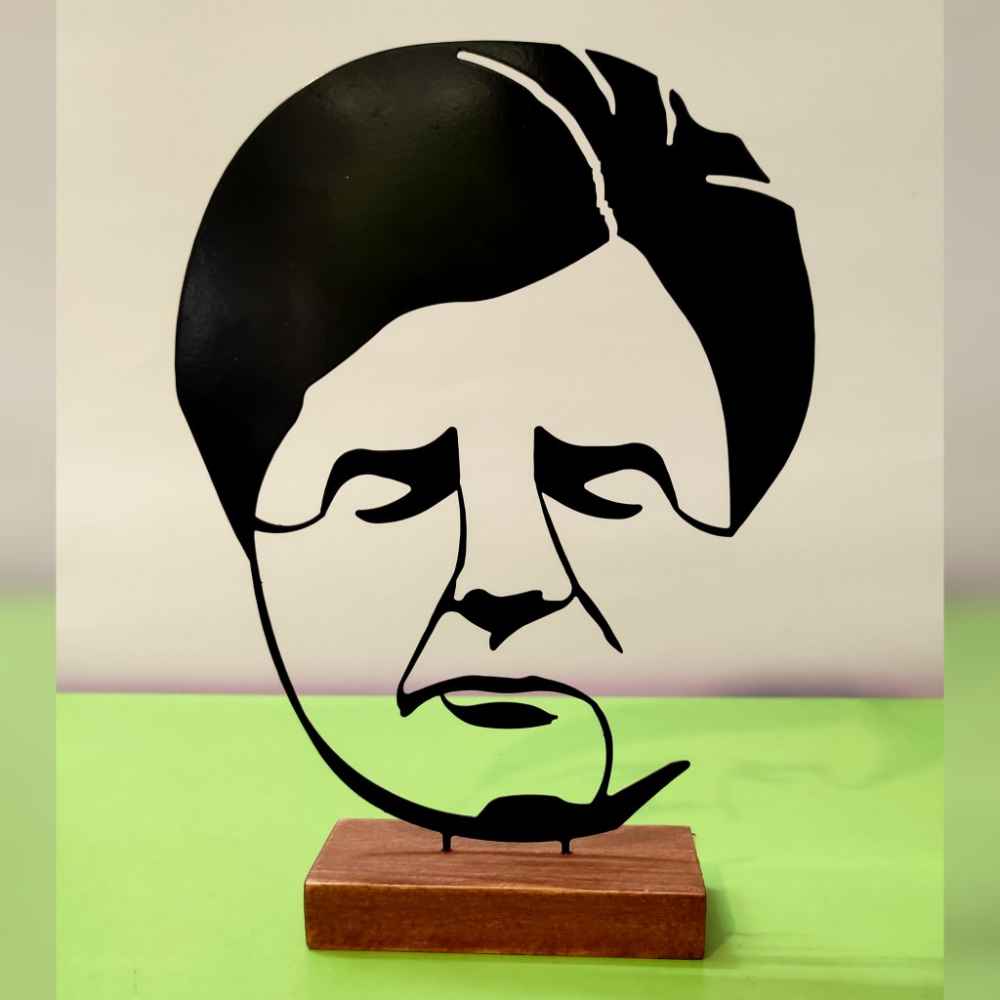 تمثال فني من المعدن بأسلوب الحداثة: محمد رضا شجريان