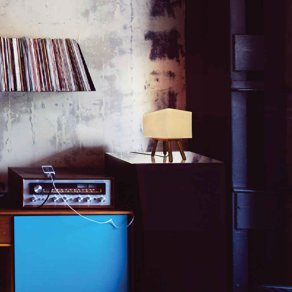 مصباح طاولة خشبي بلمسة فنية، مصنوع يدويًا، نسترن