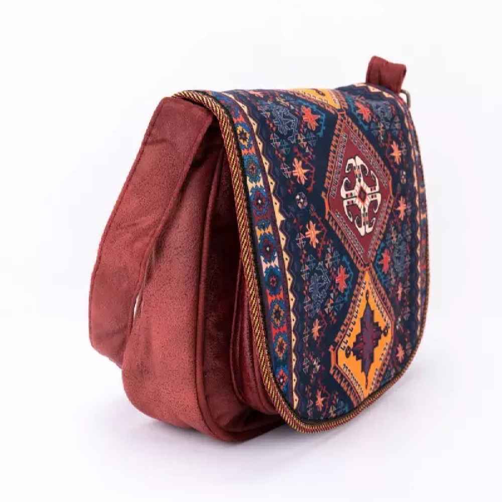 حقيبة كتف عبر الجسم مصنوعة يدويًا بنمط هندسي