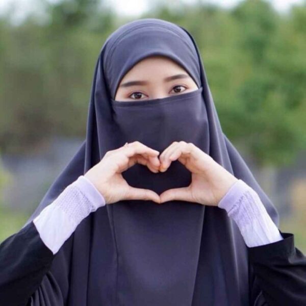 شال إسلامي مربع بلون رمادي داكن ونقاب نصف مجموعة للنساء