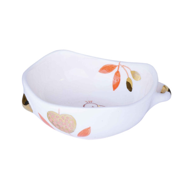 وعاء فخاري أبيض يدوي الصنع بنموذج مرغ