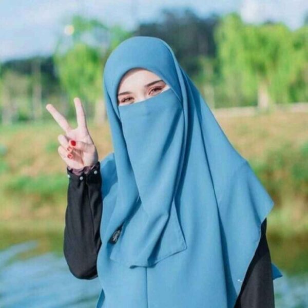 شال إسلامي مربع بلون أزرق فاتح ونقاب نصف مجموعة للنساء