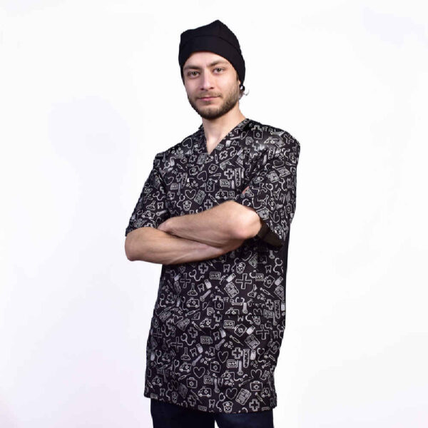 طقم بلوزة طبية رجالية سوداء وقبعة – أنيق واحترافي