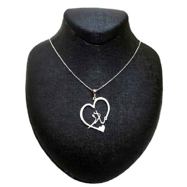 قلادة فضية إيرانية بخط بسيط لكلمة "مادر"