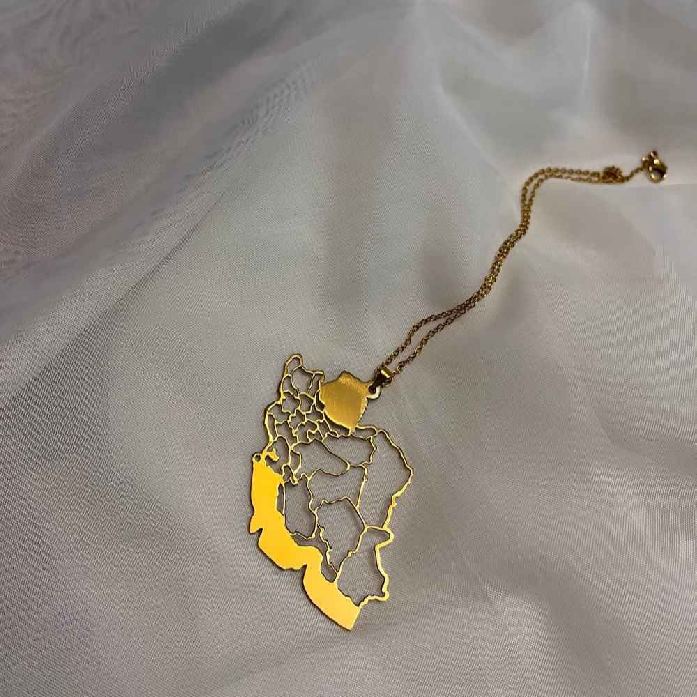 قلادة مينيماليستية بتصميم خريطة إيران