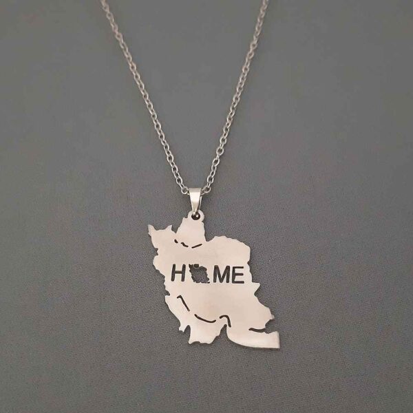 قلادة مينيماليستية بتصميم خريطة إيران وكتابة منزلي