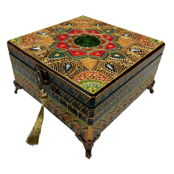 صندوق مجوهرات خشبي يدوي التصميم بداخلية جلدية